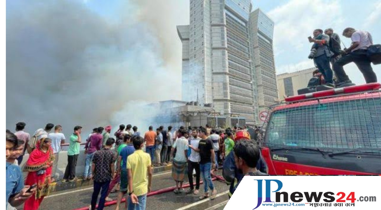 অবশেষে সাড়ে ৬ ঘন্টা পর নিয়ন্ত্রণে বঙ্গবাজারের আগুন  