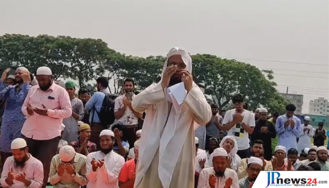 বৃষ্টির জন্য মুসুল্লীদের নিয়ে নামাজ আদায় করলেন শায়খ