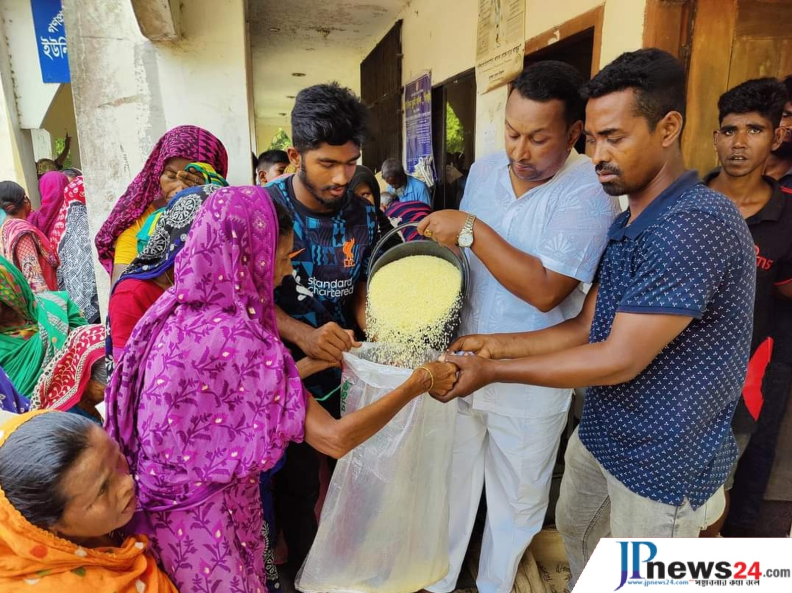 ঘিওরের সিংজুরীতে হতদরিদ্রের মাঝে প্রধানমন্ত্রীর ঈদ উপহার বিতরণ  