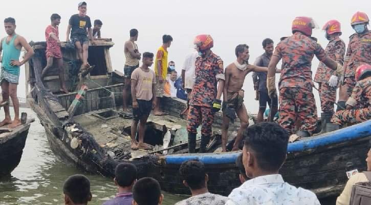 কক্সবাজারে  ভেসে আসা ট্রলার থেকে ১০ গলিত লাশ উদ্ধার