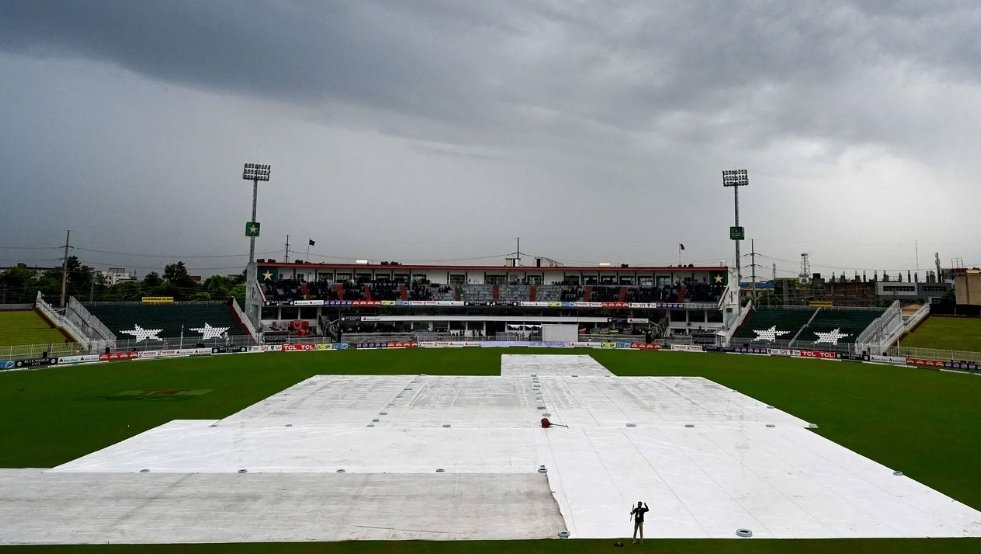 বৃষ্টিতে ভেস্তে গেলো প্রথম দিনের খেলা